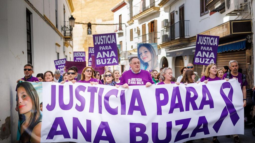 En el centro de la pancarta, Antonio Buza, en una manifestación celebrada en 2023 para solicitar la reapertura del caso.