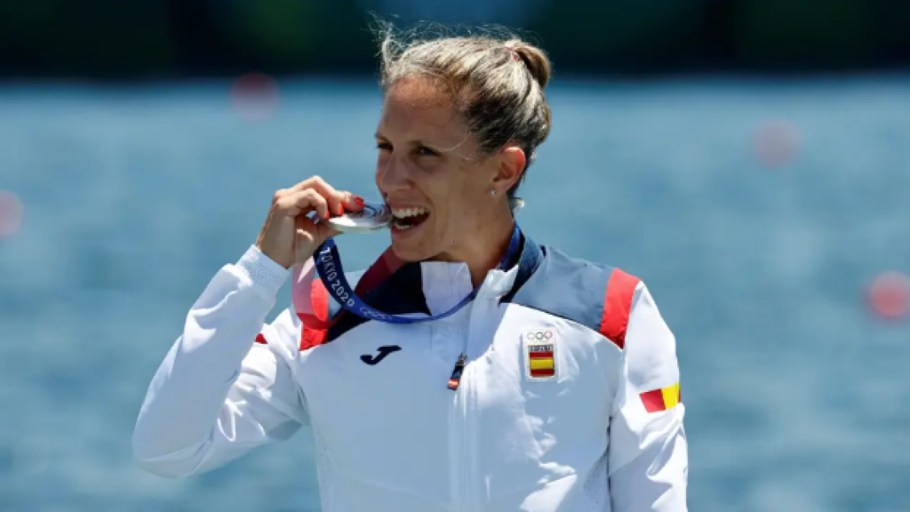 Teresa Portela muerde su medalla de plata en el K1 200m de piragüismo.