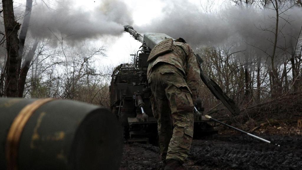 Un artillero ucraniano dispara un obús en una parte del frente de Donetsk.