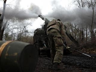 Un artillero ucraniano dispara un obús en una parte del frente de Donetsk.
