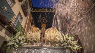 Una procesión bajo la lluvia en Ávila
