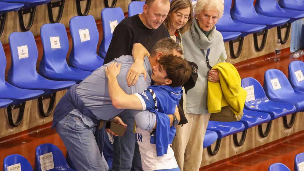 Pablo Urdangarin fundiéndose en un caluroso abrazo con su padre tras un partido.