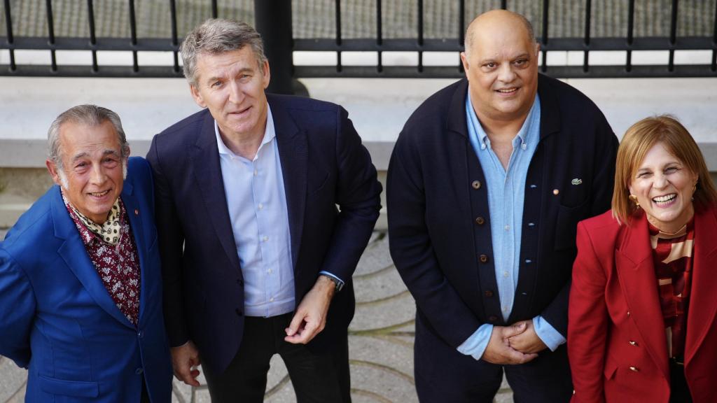 Alberto Núñez Feijóo, con los líderes del Secretariado Gitano, hace 10 días en Jerez de la Frontera.