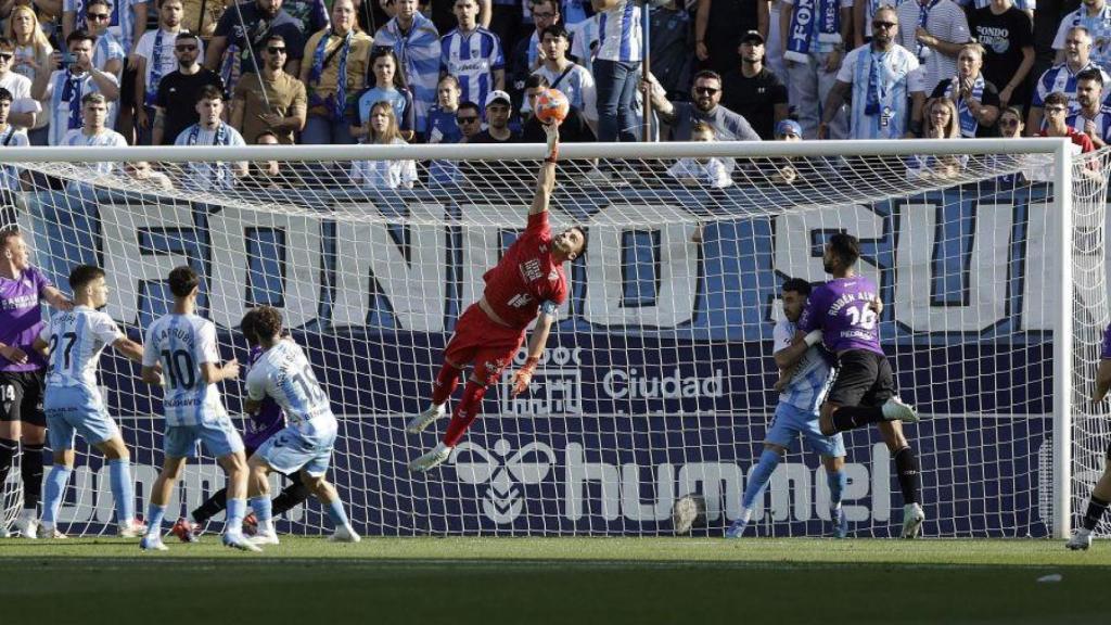 Alfonso Herrero vuela tras un disparo del Córdoba
