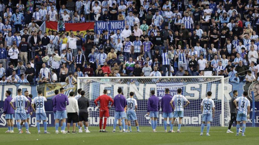 Los jugadores del Málaga delante de su afición tras la derrota contra el Córdoba