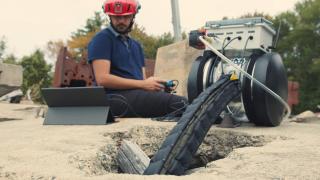 Un operario utilizando el robot de rescate Sprout.