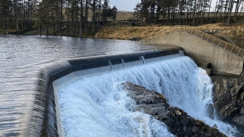 Salto de agua de una central hidroeléctrica