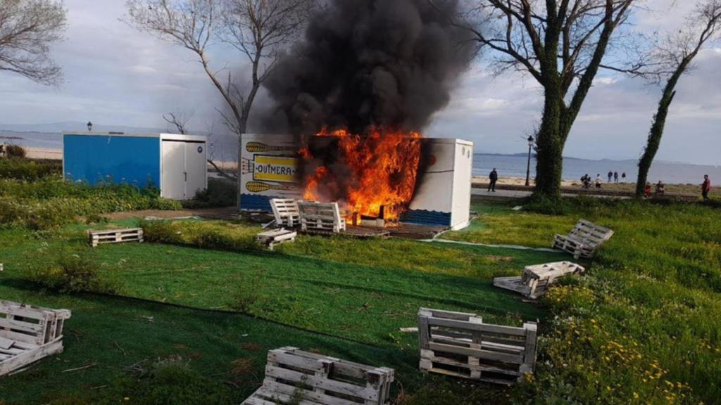 Incendio en un chiringuito de playa en Ribeira.