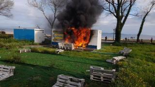 Incendio en un chiringuito de playa en Ribeira.