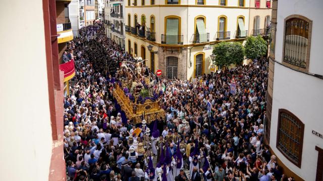 Hermandad de la Exaltación por la calle Gerona en el Jueves Santo, en la Semana Santa 2022.