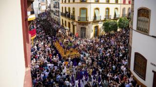 Hermandad de la Exaltación por la calle Gerona en el Jueves Santo, en la Semana Santa 2022.