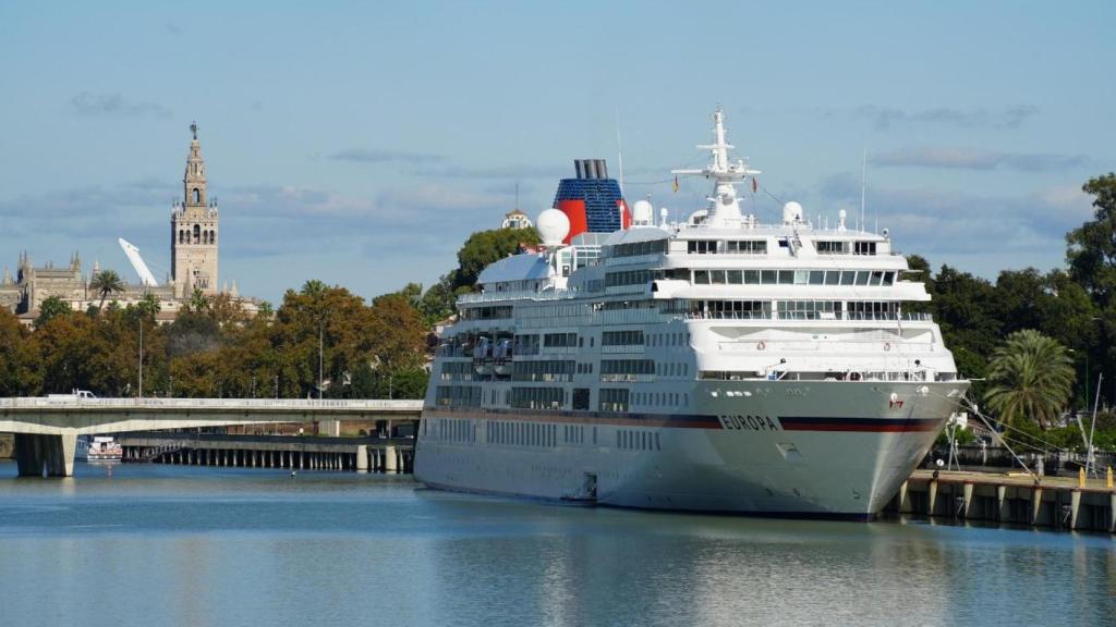 Crucero Europa atracado en el Muelle de las Delicias en su escala de 2024.