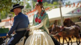 Mujer vestida de flamenca en la Feria de Abril del pasado 2024.