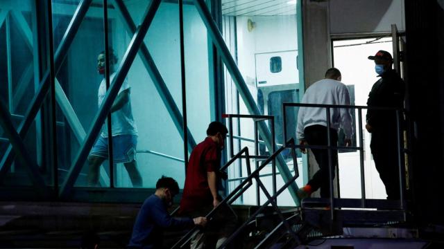 Migrantes venezolanos llegan a Caracas tras ser deportados de Estados Unidos.