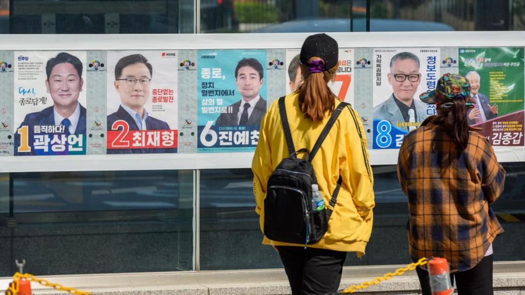 Carteles de los candidatos para las últimas elecciones legislativas de Corea del Sur.