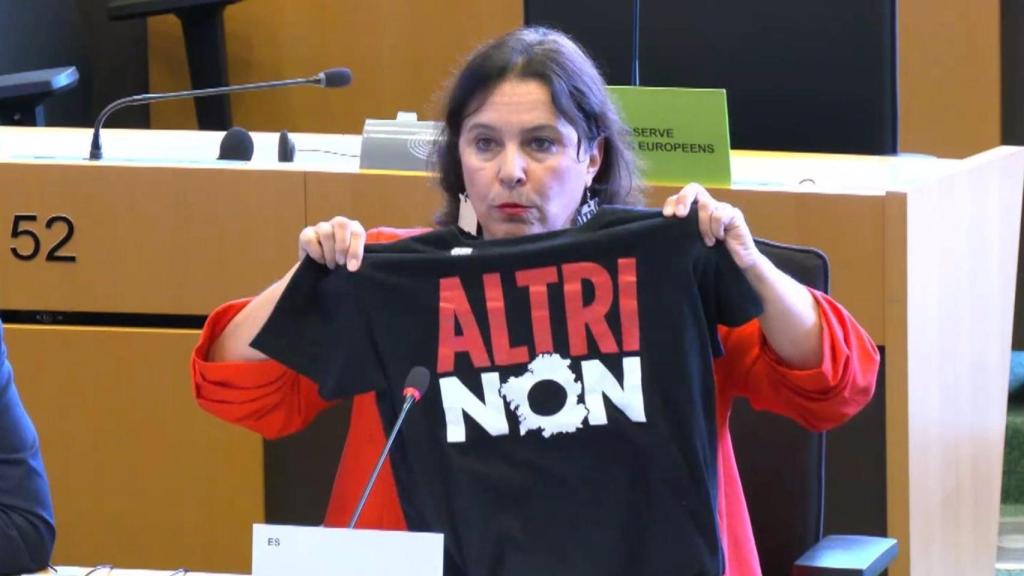 Ana Miranda con una camiseta de 'Altri non'