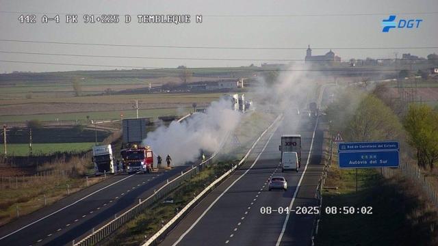 Imagen del incendio captada por una cámara de la DGT.