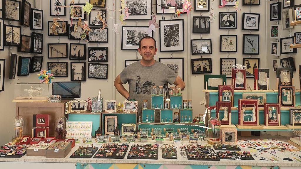 Juan Ángel Cantalapiedra con su obra