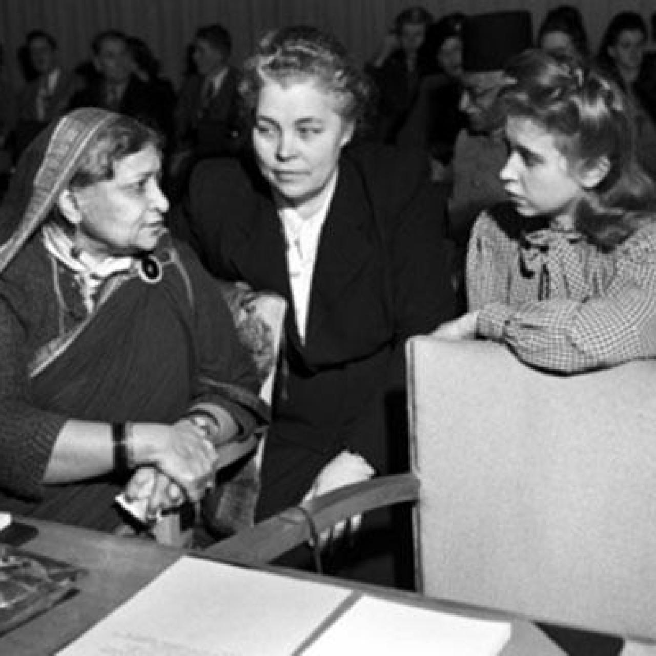 Evdokia Uralova en el centro de la imagen conversando con otras mujeres.