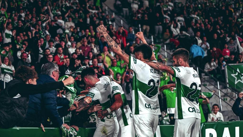 Los jugadores celebran el gol de Josan ante el Racing de Ferrol.