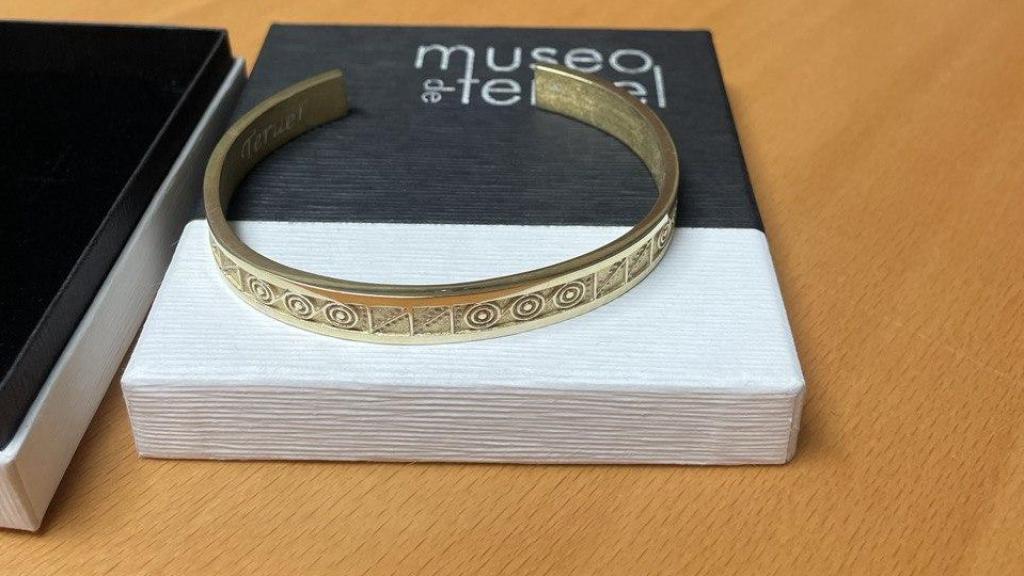 Pulsera que el Museo de Teruel ha regalado a Johnny Depp