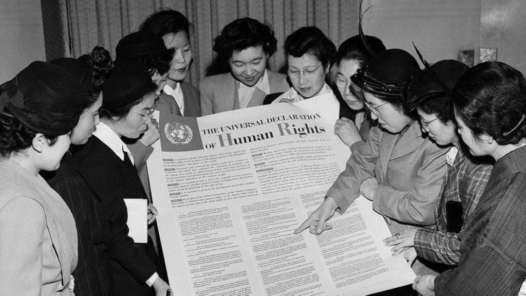 Grupo de mujeres japonesas observa la Declaración Universal de Derechos Humanos durante una visita a la sede provisional de las Naciones Unidas en Lake Success en febrero de 1950.