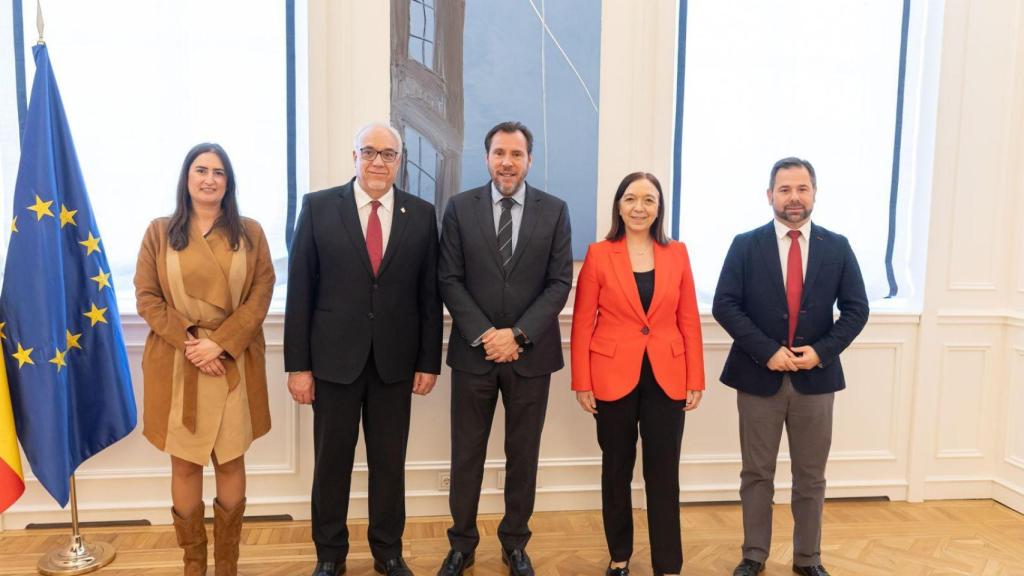 Cristina López Zamora, diputada del PSOE por la provincia de Ciudad Real; Julián Nieva, senador y alcalde de Manzanares; Óscar Puente, Ministro de Transportes y Movilidad Sostenible; Rosa Melchor, alcaldesa de Alcázar de San Juan y Gonzalo Redondo, diputado del PSOE por la provincia de Ciudad Real poco antes de comenzar la reunión.