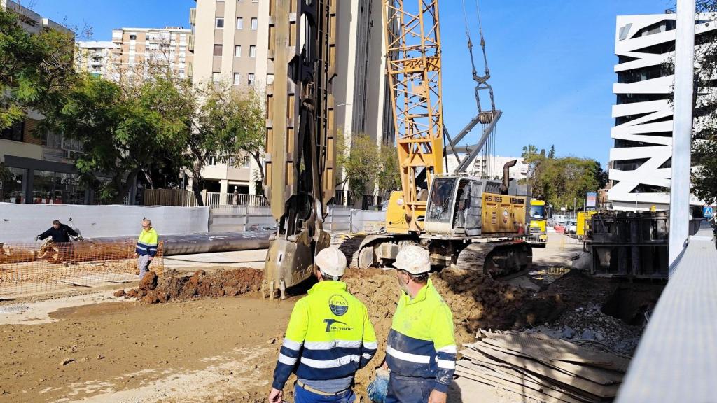Trabajos de construcción del Metro de Málaga en la calle Hilera.