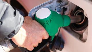 Una persona reposta en una gasolinera