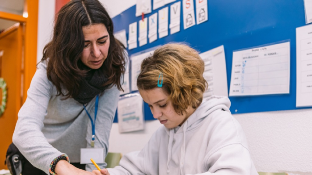 Una profesora con una alumna con autismo.