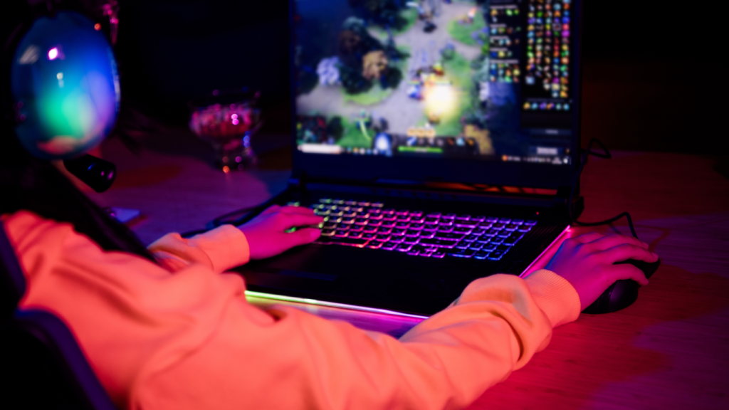 Imagen de archivo de una persona jugando a un videojuego