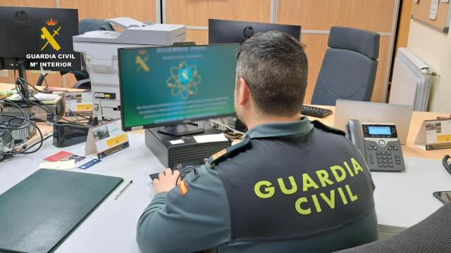 Un agente de la Guardia Civil