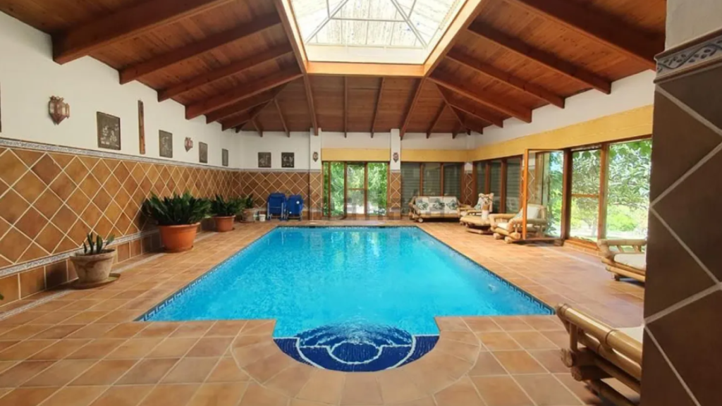 Piscina cubierta, Idealsita.