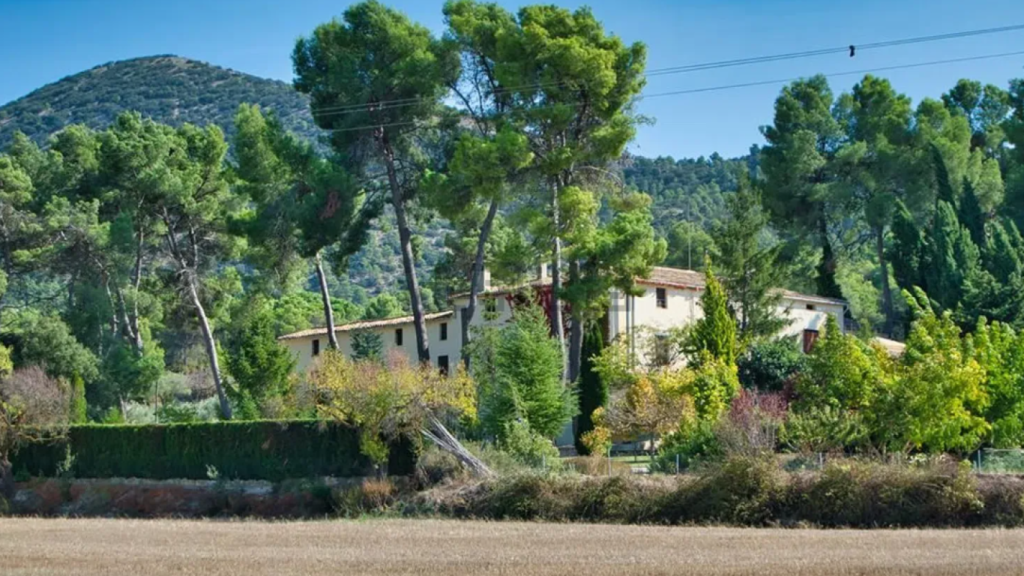 La masía se encuentra rodeada de naturaleza.