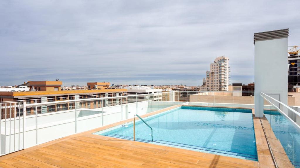 Piscina de una vivienda de la promoción Comte de Dénia.