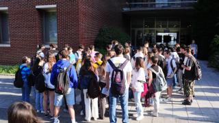 Decenas de estudiantes a las puertas de la facultad.