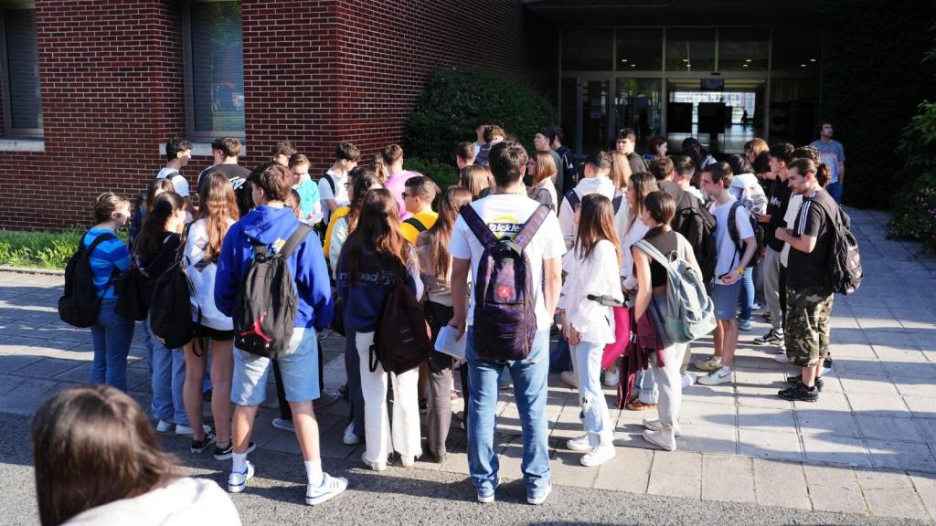 Decenas de estudiantes a las puertas de la facultad.