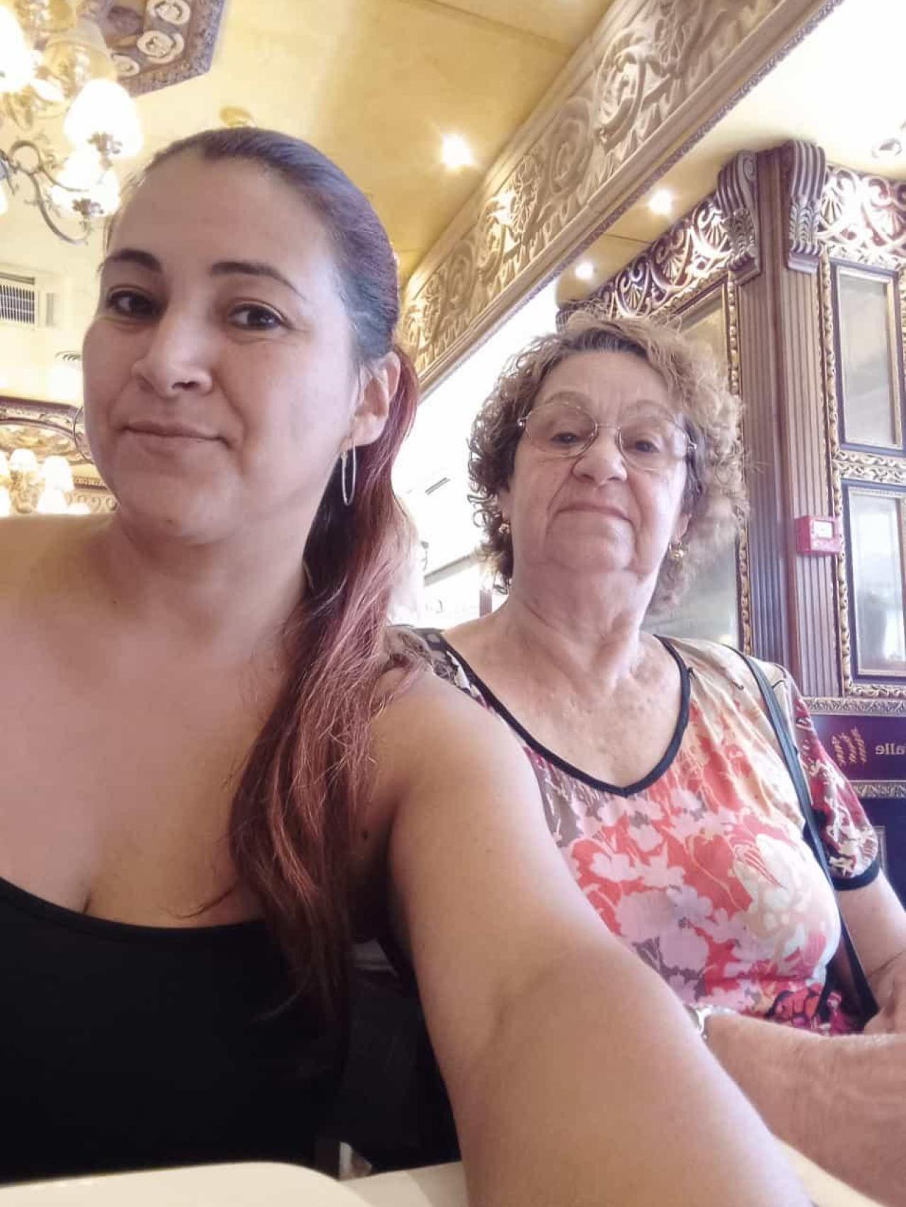 Jakeline, junto a su difunta madre, Alicia.