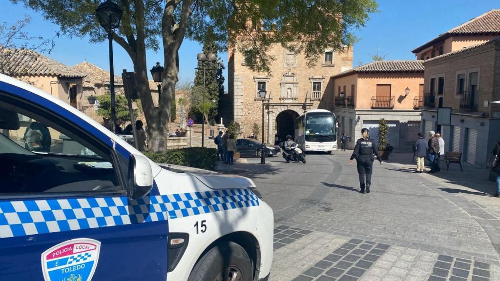 La Policía Local guía al conductor del autobús interceptado en San Juan de los Reyes.