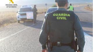 Imagen de un agente de la Guardia Civil en un control
