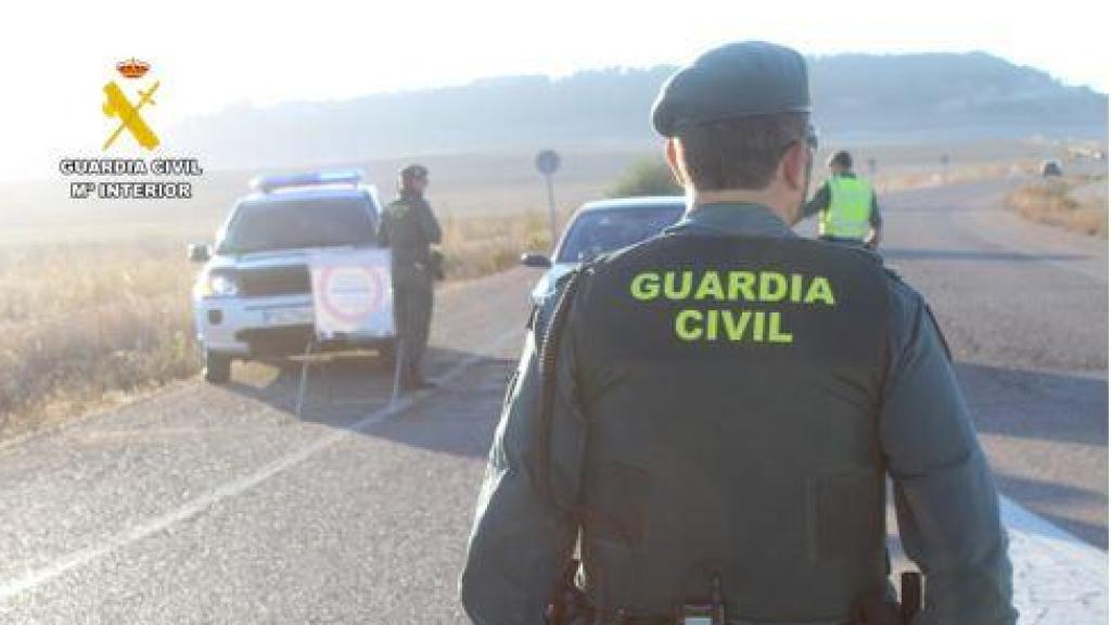 Imagen de un agente de la Guardia Civil en un control