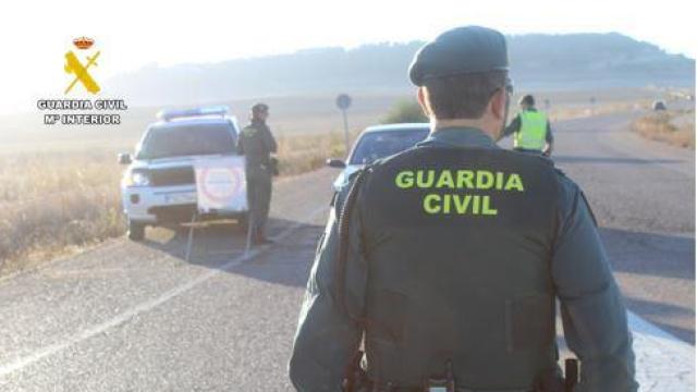 Imagen de un agente de la Guardia Civil en un control