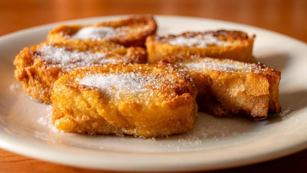 Un plato con torrijas, en una imagen de Shutterstock.