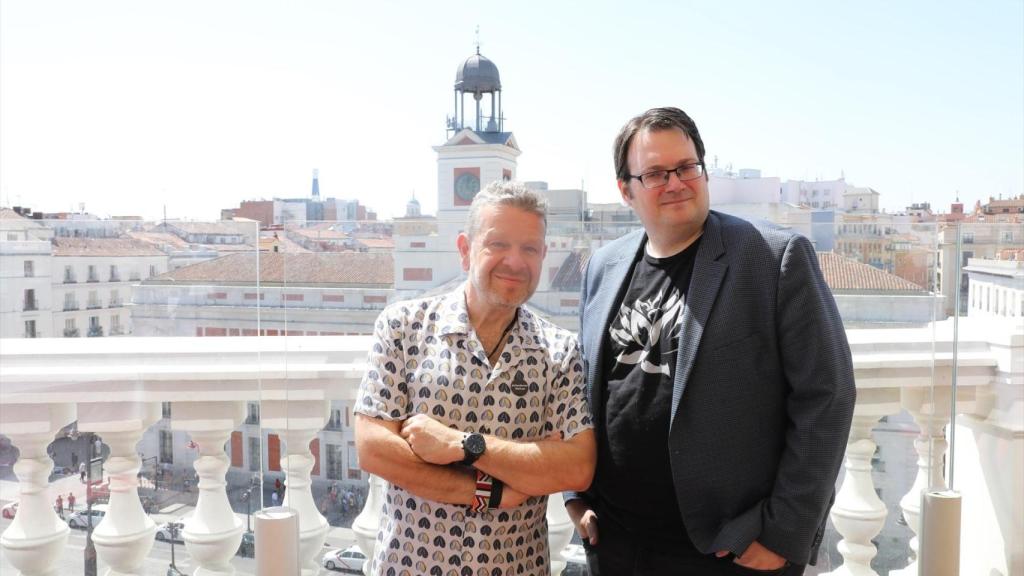 El escritor Brandon Sanderson y el chef y presentador Alberto Chicote posan en el Restaurante Puerta de Sol de Madrid, en una foto de archivo.