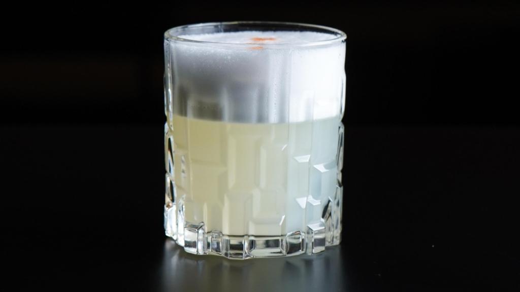 El pisco sour auténtico que se sirve en un restaurante de Madrid.