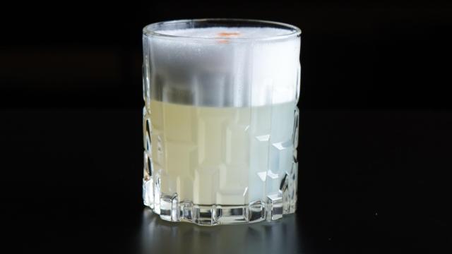 El pisco sour auténtico que se sirve en un restaurante de Madrid.