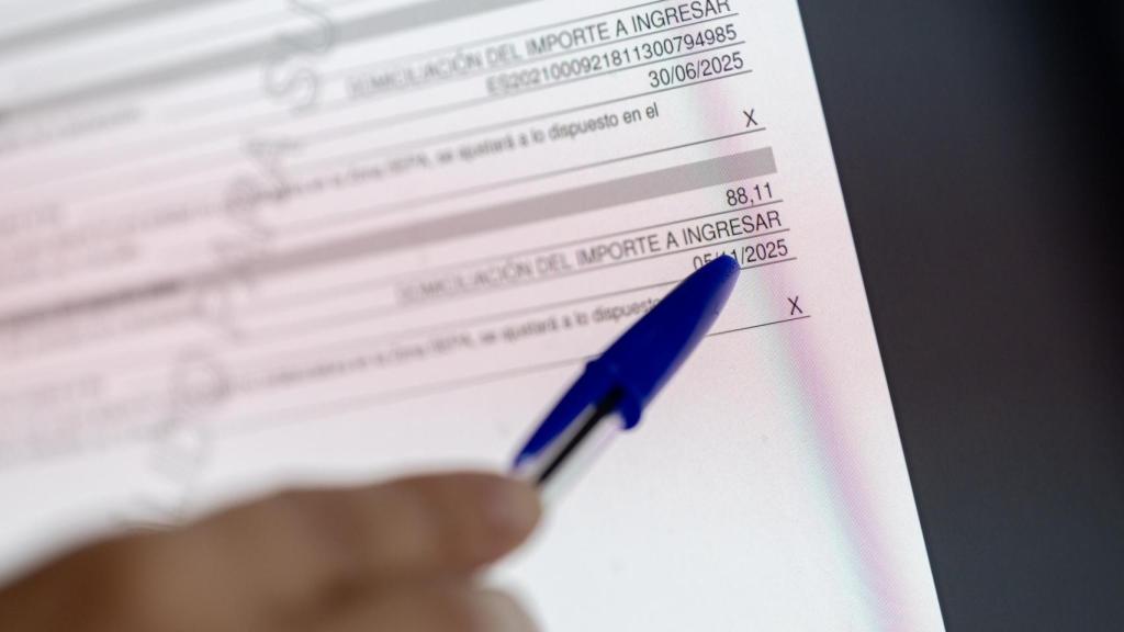 Una persona cumplimenta la declaración de la Renta. Europa Press / Eduardo Parra