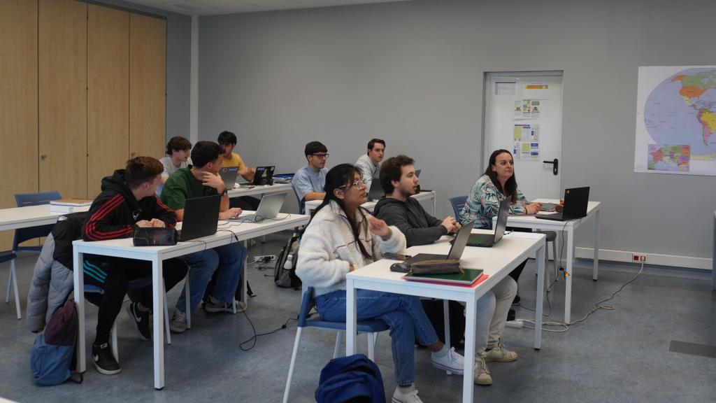 Alumnos de la FP durante una clase.