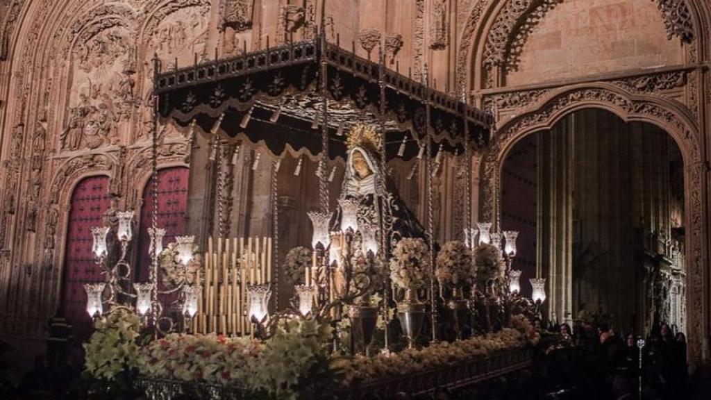 La Soledad sale de la Catedral Nueva de Salamanca