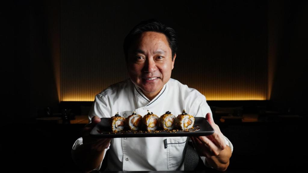 El chef de Zoku con un plato de rolls.